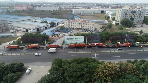 參會各單位代表現(xiàn)場觀摩就地熱再生施工.jpg